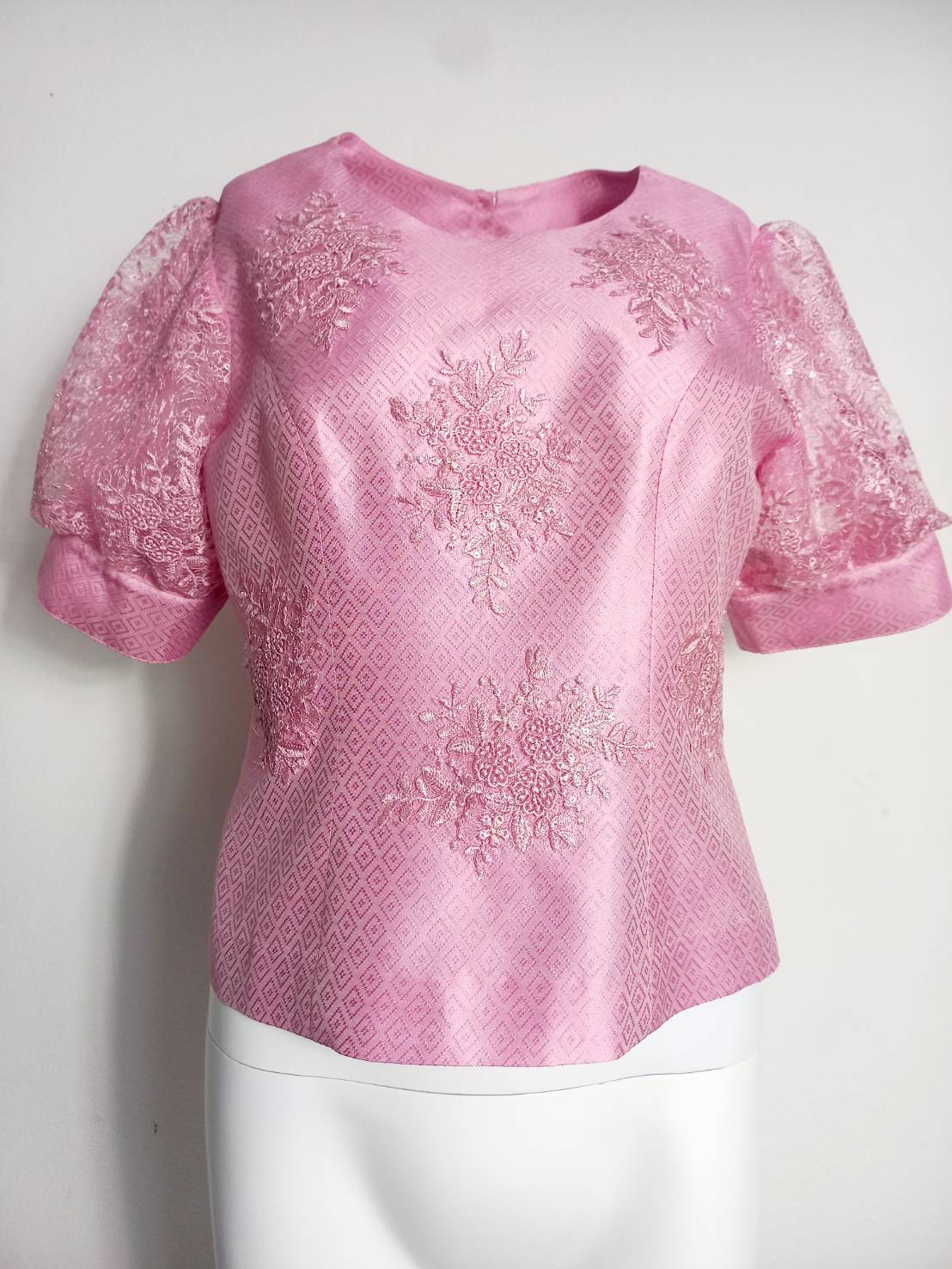 เสื้อผ้าไหมยกดอก แต่งลายลูกไม้ | เลือกผ้า ส่งไซส์ได้