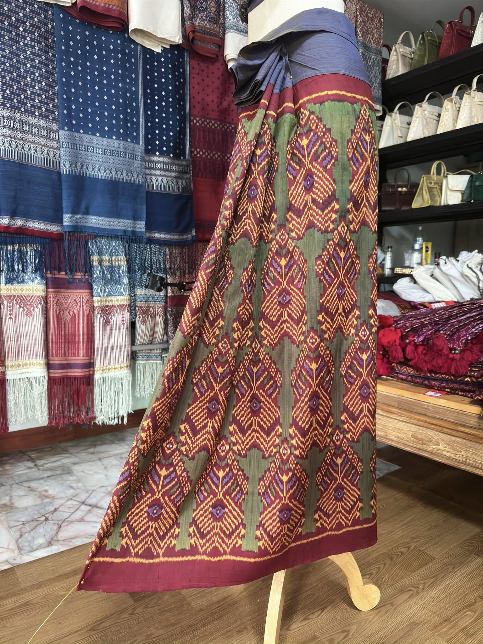 ซิ่น พระตะบอง ผ้าจามทอสามตะกอ ขนาด 115x160ซม สีแดง รหัส N9-SIL-AJ6