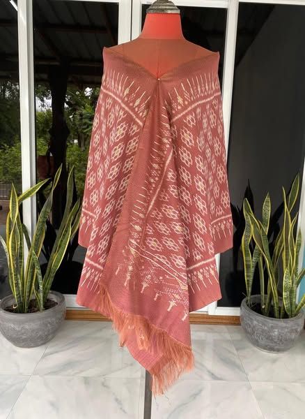 ผ้าคลุมไหล่ ผ้าไหมทอยกดอก สีธรรมชาติ ขนาด 60x200ซม. พื้นสีน้ำตาล รหัส L4BN-30-0826684