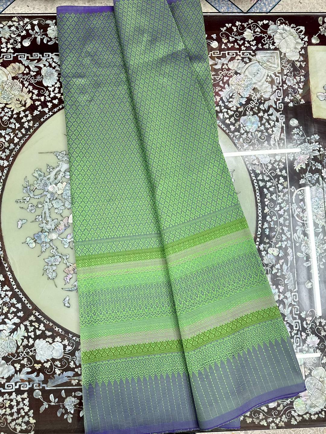 (ผ้าชุด)ไหมยกสุรินทร์ ขนาด 1x4เมตร (ลาย 2เมตร+สีพื้น 2เมตร) สีเขียวก้านมะลิ รหัส N10-ST-0505682