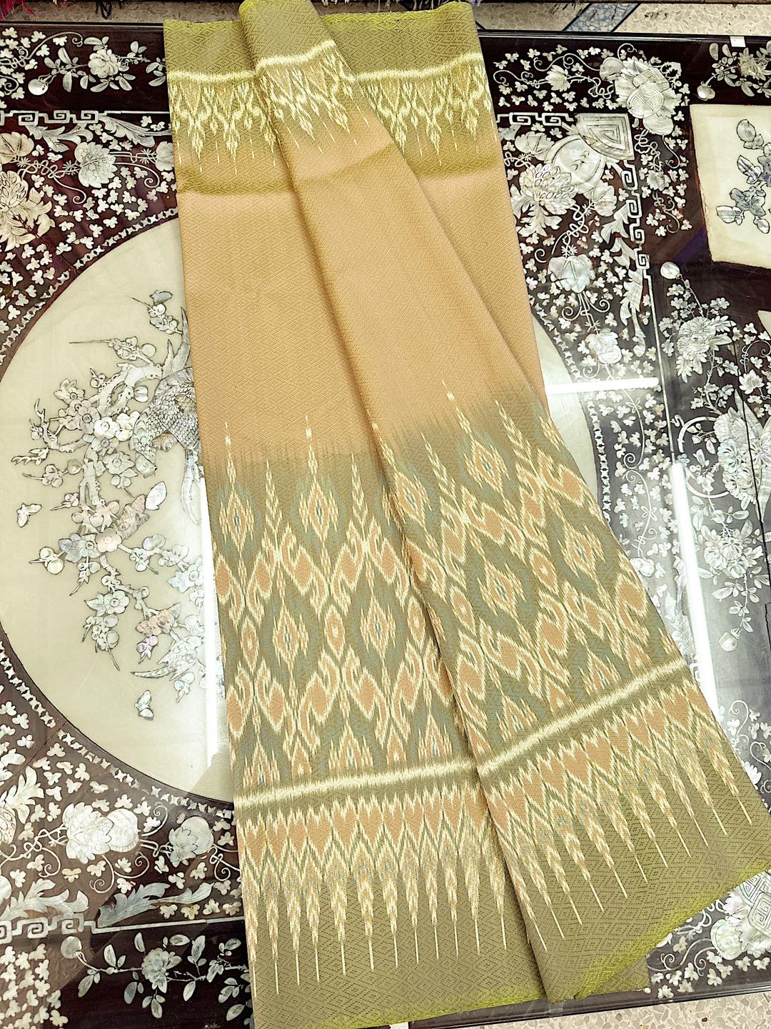 (ผ้าชุด)ผ้าไหมมัดหมี่ยกดอก 6ตะกอ (ผ้าลาย 2เมตร+สีพื้น 2เมตร) สีเขียวทอง รหัส L8A-ST-1211661