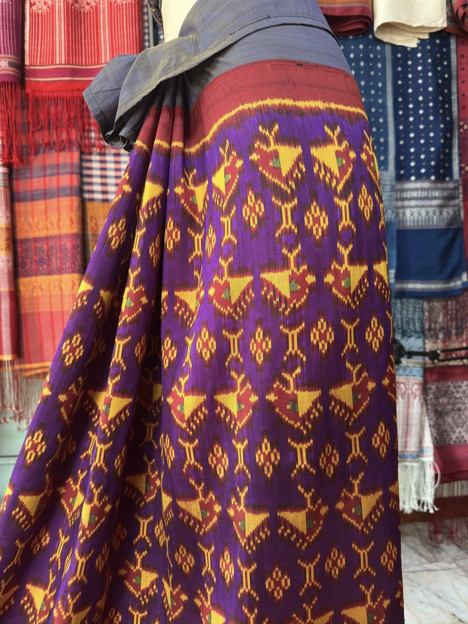 ซิ่น พระตะบอง ผ้าจามทอสามตะกอ ขนาด 115x170ซม สีแดง รหัส N9-SIL-AJ19