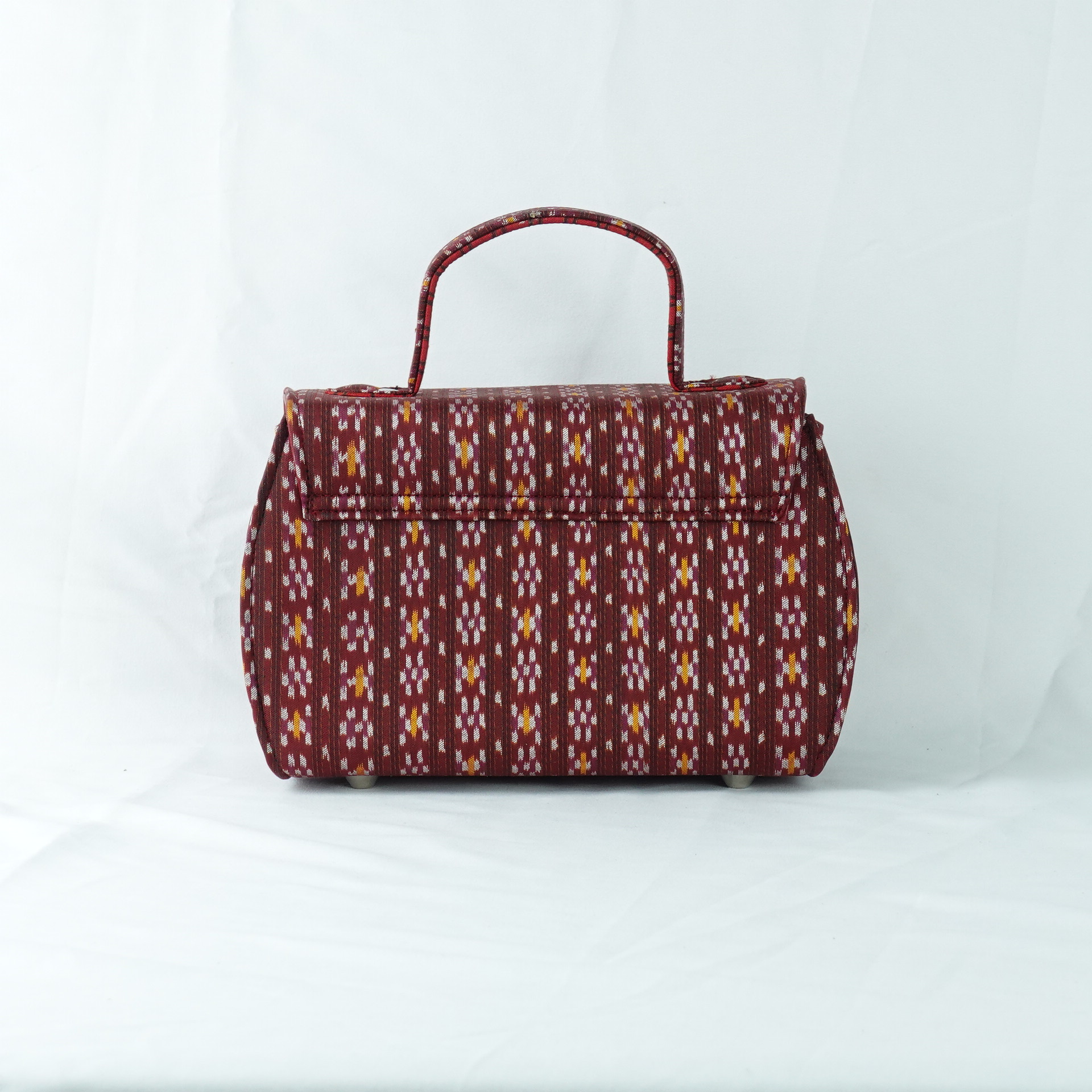 กระเป๋าถือผ้าไหมทรงกล่องฝาพับ ขนาด 21x13x10ซม.ความสูงหูจับ 7ซม. สีน้ำตาลแดง รหัส GLA-TT-060468146