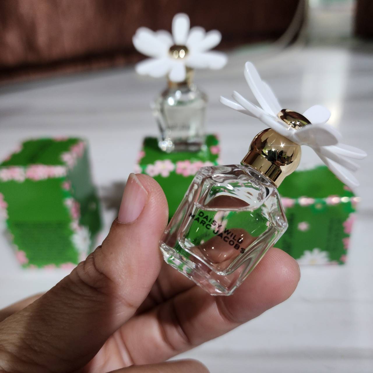 น้ำหอมจิ๋วมินิ Marc Jacobs Daisy Wild EDP 4ml แบบแต้มมีกล่อง ( Mini Perfume น้ำหอมขนาดพกพา) น้ำหอมจิ๋วมินิ ขวดน่ารัก ตั้งโชว์ก็สวย พกพาก็สะดวก หัวแต้มตามจุดชีพจร