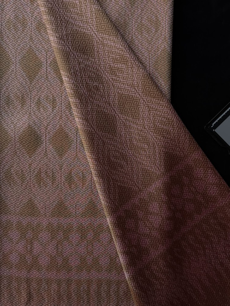 ซิ่น ผ้าไหมมัดหมี่ ยกดอก 6ตะกอ สีธรรมชาติ ขนาด 1x2 เมตร ลายขอประยุกต์ พื้นสีชมพู รหัส PCS-NY-11226828