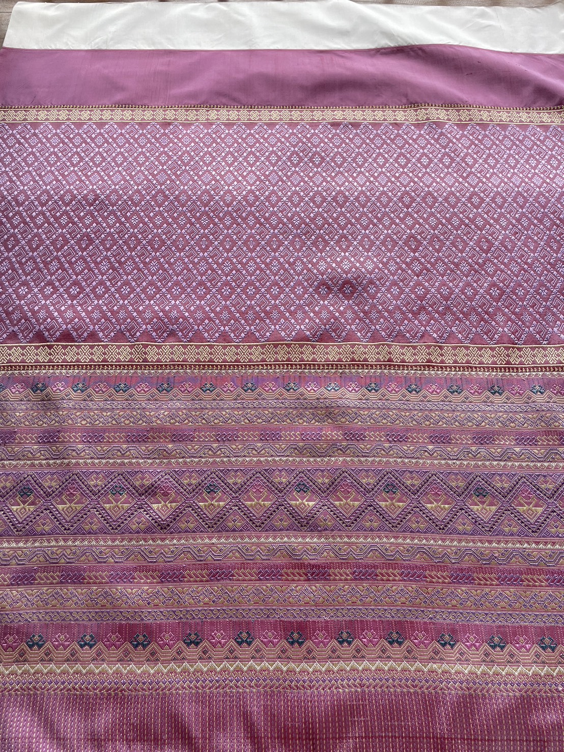 ซิ่นตีนจก ผ้าไหมทั้งผืน (ยืนไหม พุ่งไหม จกไหม) โทนสีม่วงแดง รหัส N9-105-0610682