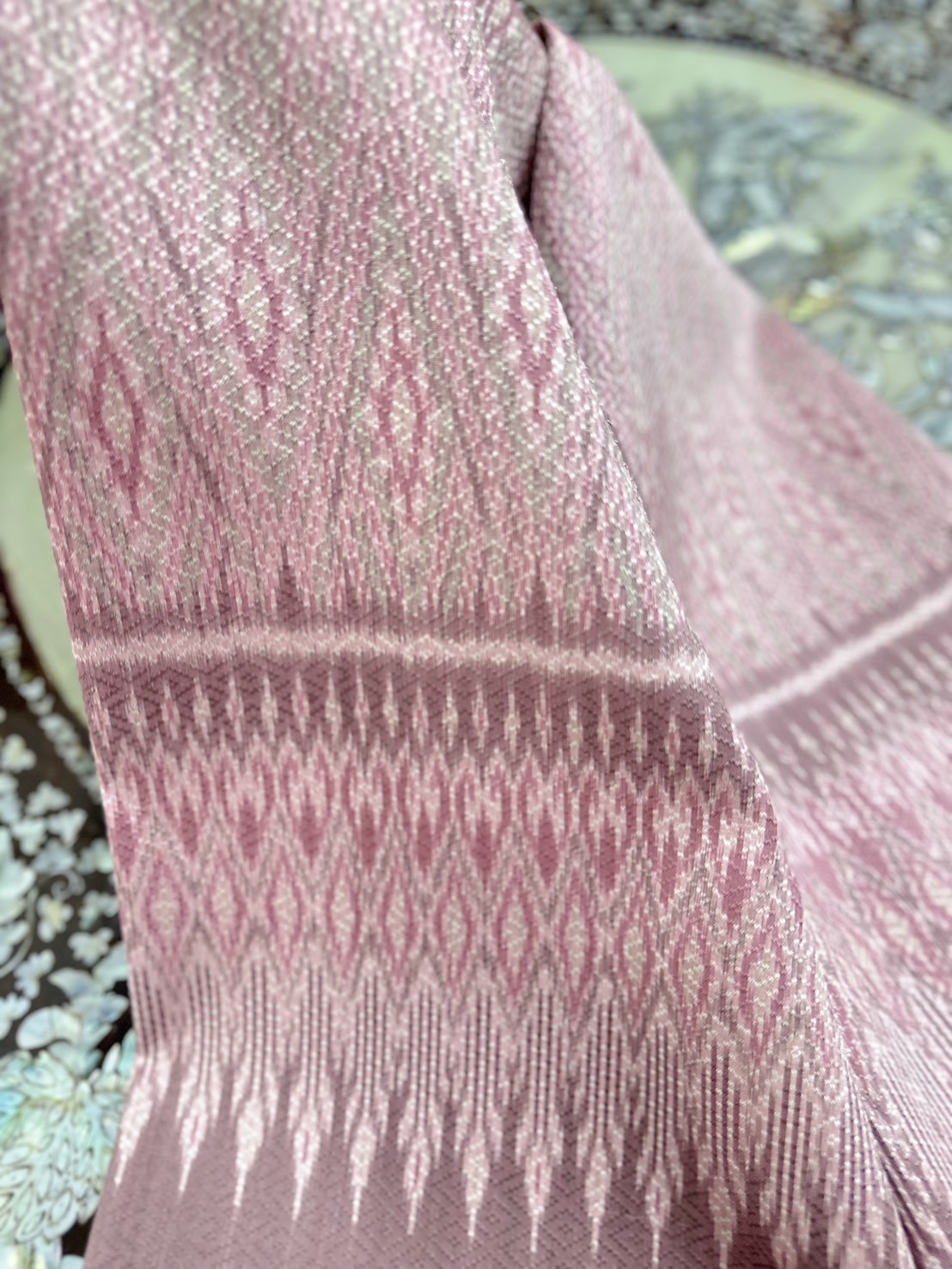 ซิ่น ผ้าไหมมัดหมี่ทอยกดอก 6ตะกอ สีธรรมชาติ ขนาด1x2เมตร ลายจี้เพชร สีชมพู รหัส L1-ST-0809682