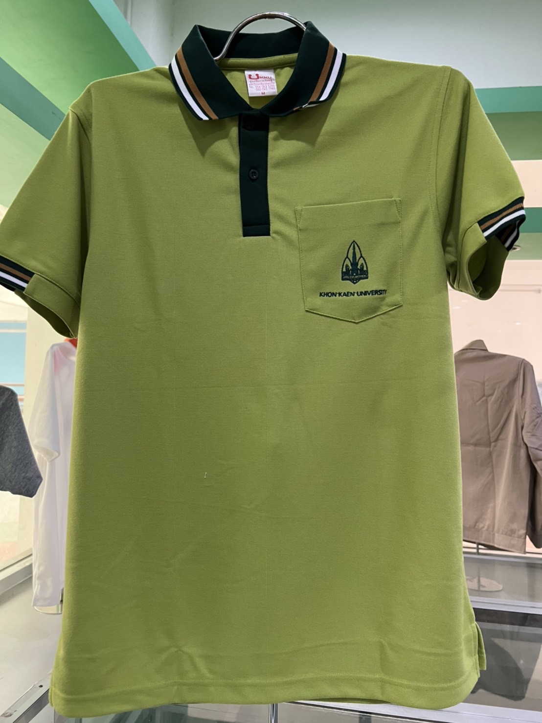 เสื้อโปโลสีเขียวขี้ม้า ไม่ปักษ์หลัง