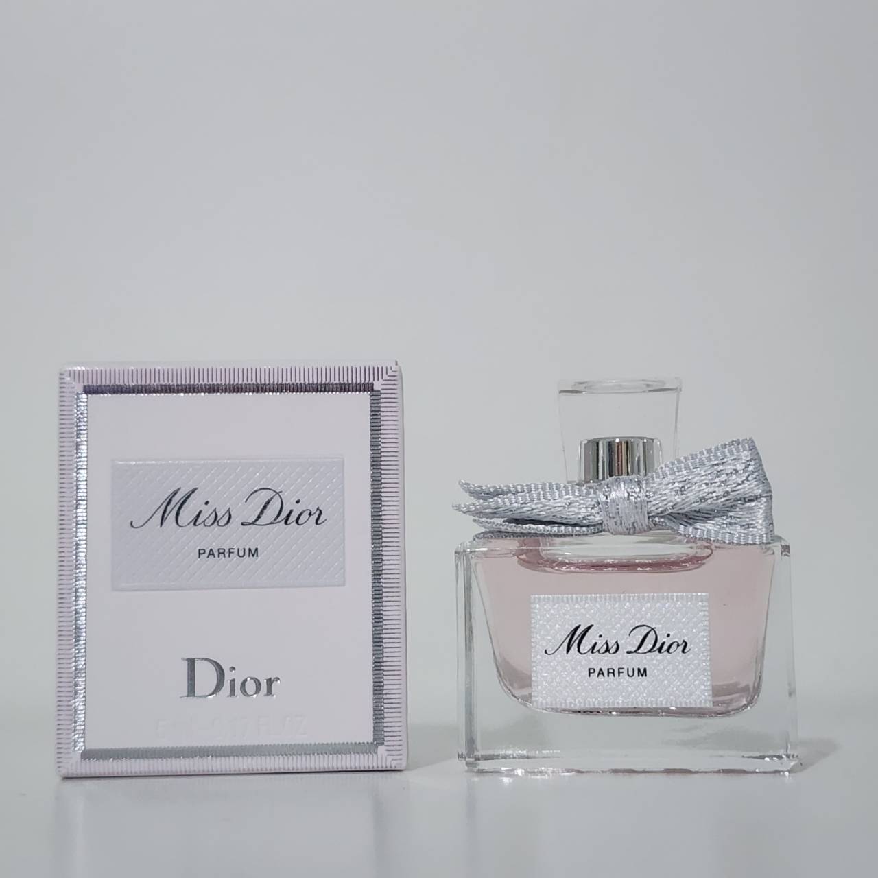 น้ำหอมจิ๋วมินิ Dior Miss Dior Parfum 5ml น้ำหอมจิ๋วมินิ New 2024 !แบบแต้มมีกล่อง ( Mini Perfume น้ำหอมขนาดพกพา) น้ำหอมจิ๋วมินิ ขวดน่ารัก ตั้งโชว์ก็สวย พกพาก็สะดวก หัวแต้มตามจุดชีพจร