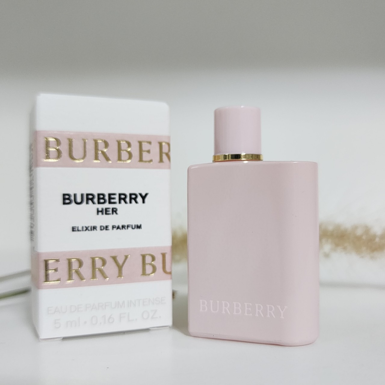 น้ำหอมจิ๋วมินิ Burberry Her Elixir EDP Intens 5mlแบบแต้มมีกล่อง ( Mini Perfume น้ำหอมขนาดพกพา) น้ำหอมจิ๋วมินิ ขวดน่ารัก ตั้งโชว์ก็สวย พกพาก็สะดวก หัวแต้มตามจุดชีพจร
