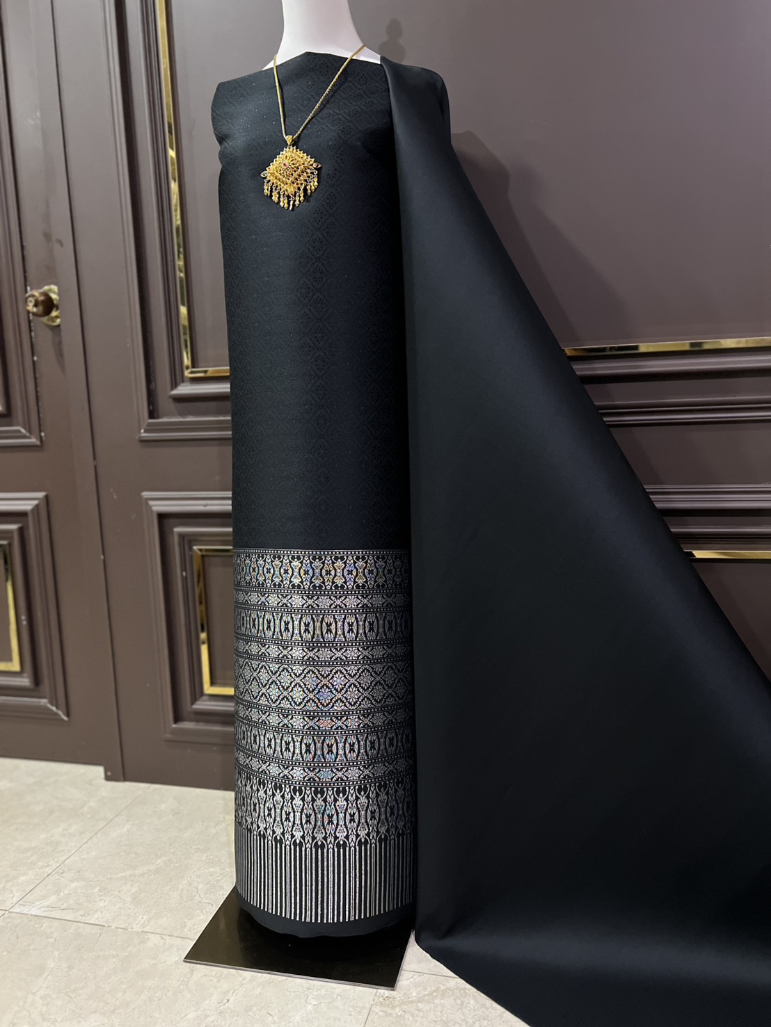 (ผ้าชุด)ผ้าไหมยกดอกลำพูน เกาะเชิงดิ้นเงิน ขนาด 1.02x4.42เมตร ลายแก้วกาหลง พื้นสีดำ รหัส N90-29-1127681