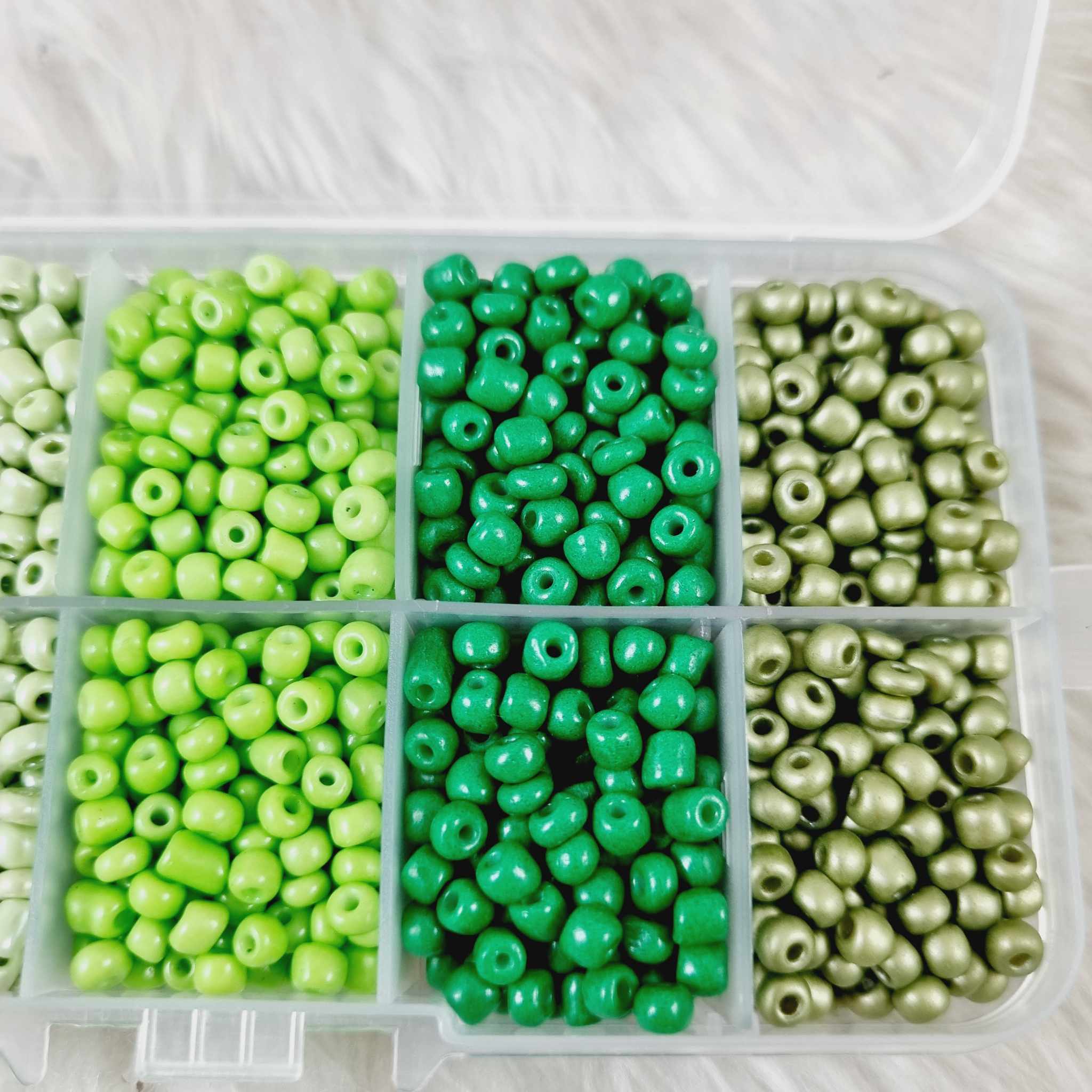 ลูกปัด Glass Beads 2-4มิลลิเมตร เม็ดทราย ลูกปัดแก้วมุก ใส ด้าน DIY สร้อยคอ สร้อยข้อมือ เครื่องประดับ ประมาณ กล่องละ +- 2000ชิ้น โทนเขียว