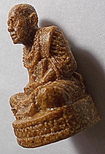 รูปเหมือนลอยองค์ หลวงปู่พรหมมา เขมจาโร เนื้อเรซิ่นกระเบื้องหลังคาโบสถ์ กล่องเดิม ปี 2538