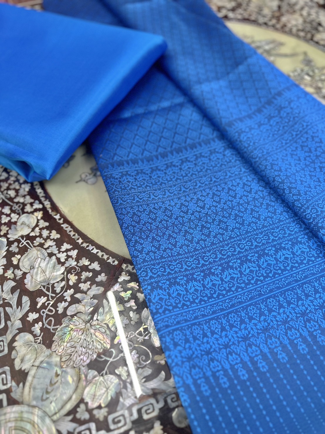 (ผ้าชุด)ไหมยกสุรินทร์ ขนาด 1x4เมตร (ลาย 2เมตร+สีพื้น 2เมตร) สีฟ้าเหลือบน้ำเงิน รหัส N10-ST-0311681