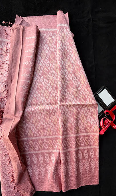 ซิ่น ผ้าไหมมัดหมี่ ทอยกดอก สีธรรมชาติ ขนาด 1x2 เมตร ลายสิริราชพัสตราภรณ์ สีชมพู รหัส PCS-NY-1122681