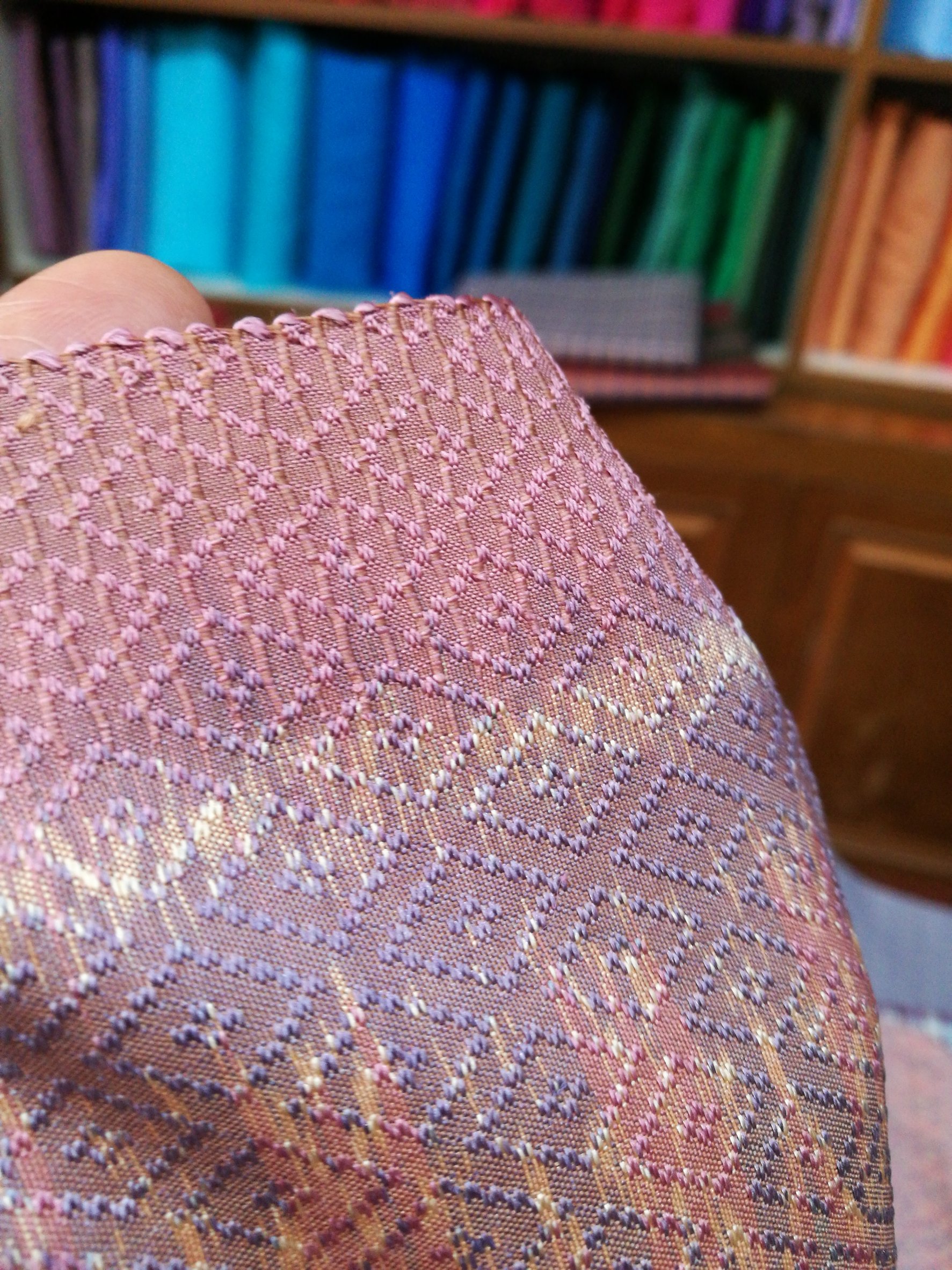 ซิ่น ผ้าไหมมัดหมี่บ้านสวาย ไหมแท้ สีธรรมชาติ 6ตะกอ มีหน้านาง ชายครุย ทอสอดริม ขนาด 1x2เมตร ลายผีเสื้อ พื้นชมพูเหลือบกะปิอ่อน รหัส L1-NY-0126671