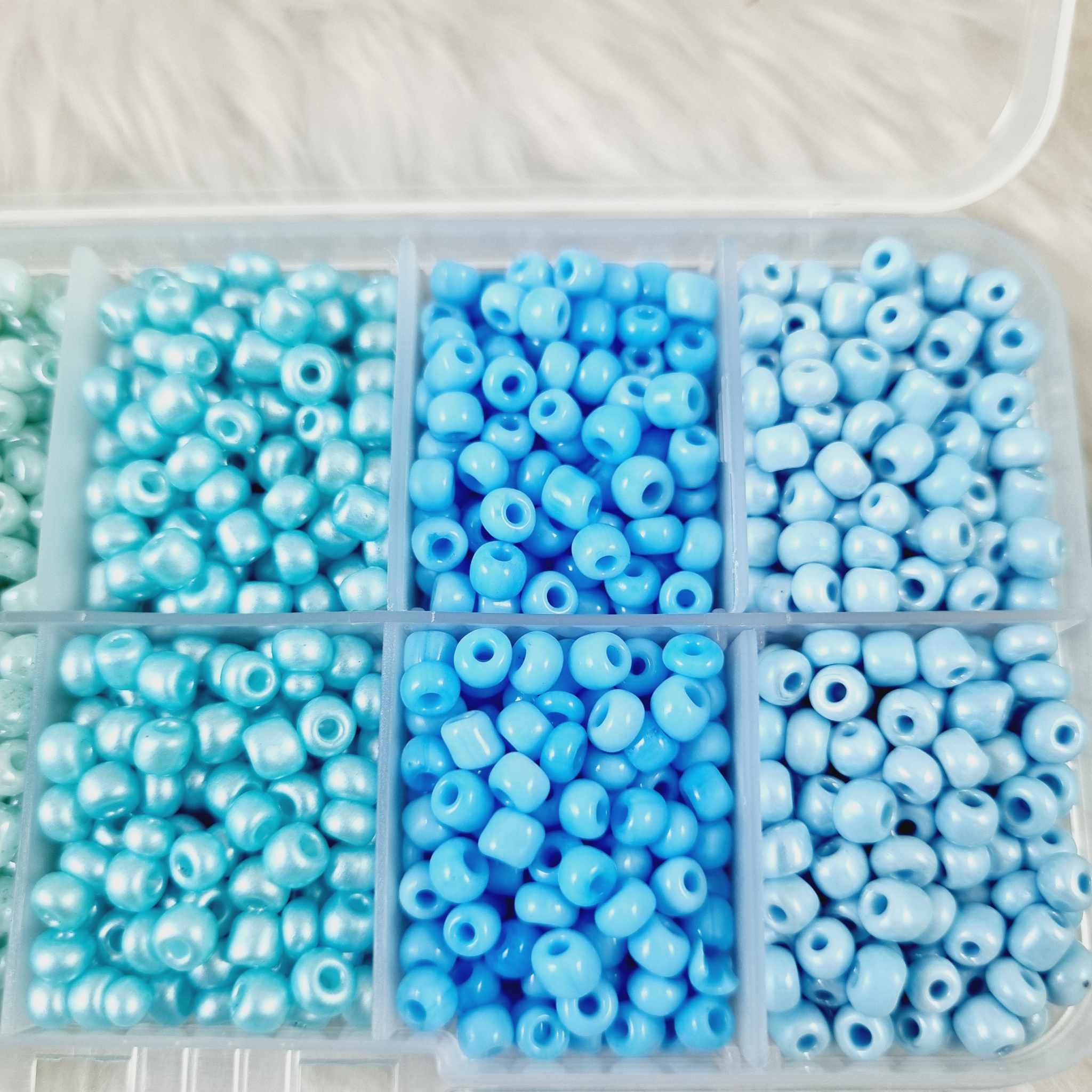ลูกปัด Glass Beads 2-4มิลลิเมตร เม็ดทราย ลูกปัดแก้วมุก ใส ด้าน DIY สร้อยคอ สร้อยข้อมือ เครื่องประดับ ประมาณ กล่องละ +- 2000ชิ้น โทนสีฟ้า 6เฉด