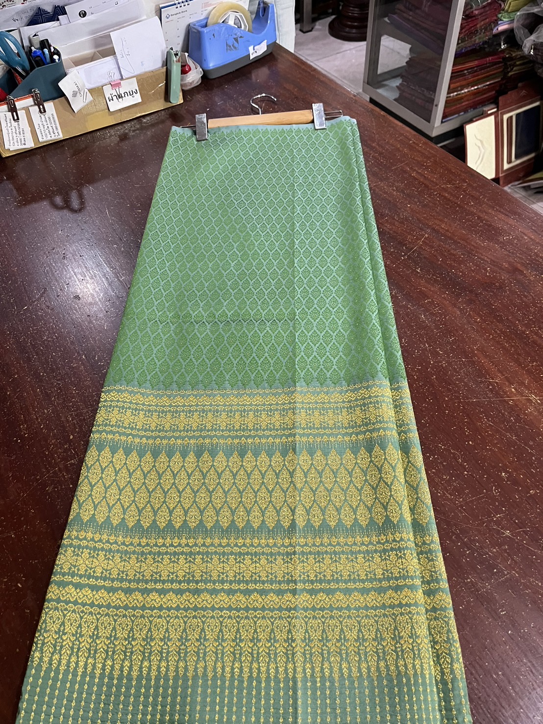 ซิ่น ผ้าไหมยกสุรินทร์ ไหมแท้ ขนาด 1x2เมตร เกาะเชิงดิ้นทอง พื้นสีเขียว รหัส N11-NY-0725671424