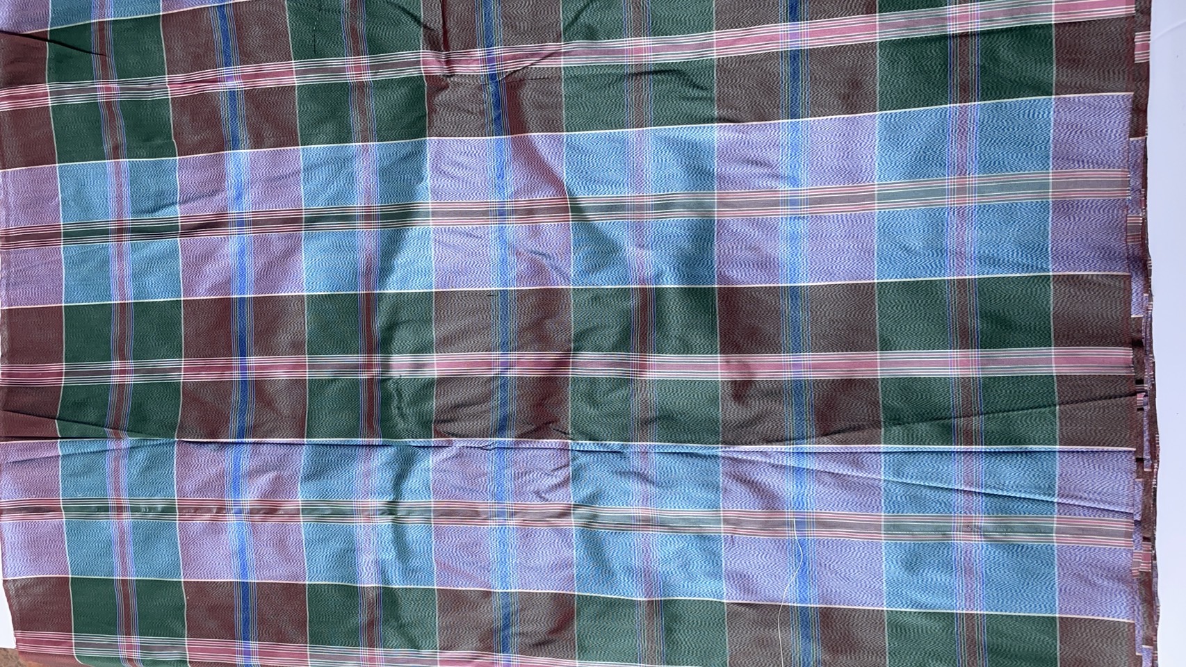 ผ้าไหมโสร่ง ไหมแท้ หางกระรอก สีม่วงสลับคละสี ขายตามความยาวเมตร รหัส R1B-76-P4263