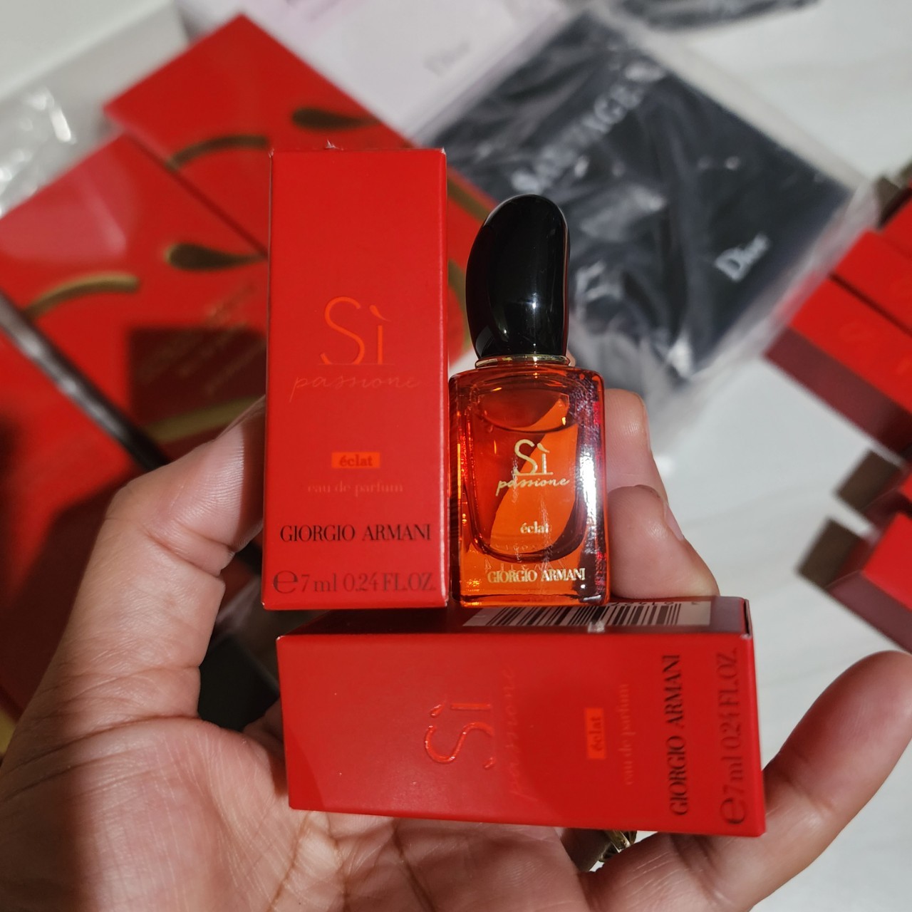 น้ำหอมจิ๋วมินิ Giorgio Armani Si Passione Eclat EDP 7ml แบบแต้มมีกล่อง ( Mini Perfume น้ำหอมขนาดพกพา) น้ำหอมจิ๋วมินิ ขวดน่ารัก ตั้งโชว์ก็สวย พกพาก็สะดวก หัวแต้มตามจุดชีพจร