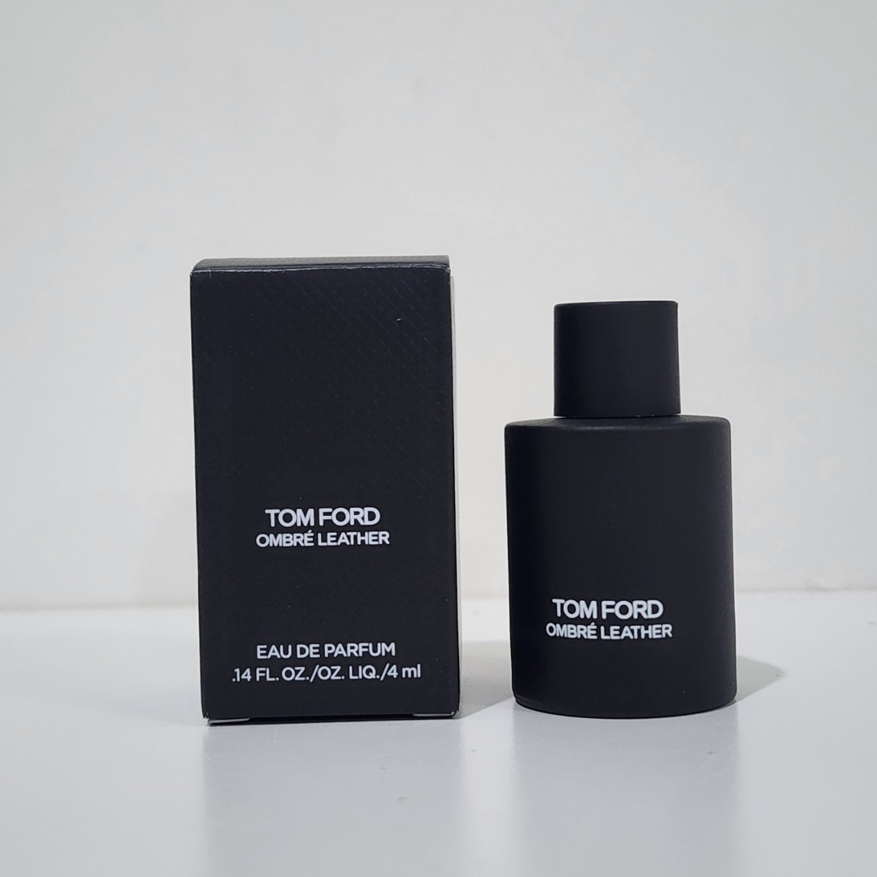 น้ำหอมจิ๋วมินิ Tom Ford Ombré leather Eau de Parfum 4mlแบบแต้มมีกล่อง ( Mini Perfume น้ำหอมขนาดพกพา) น้ำหอมจิ๋วมินิ ขวดน่ารัก ตั้งโชว์ก็สวย พกพาก็สะดวก หัวแต้มตามจุดชีพจร