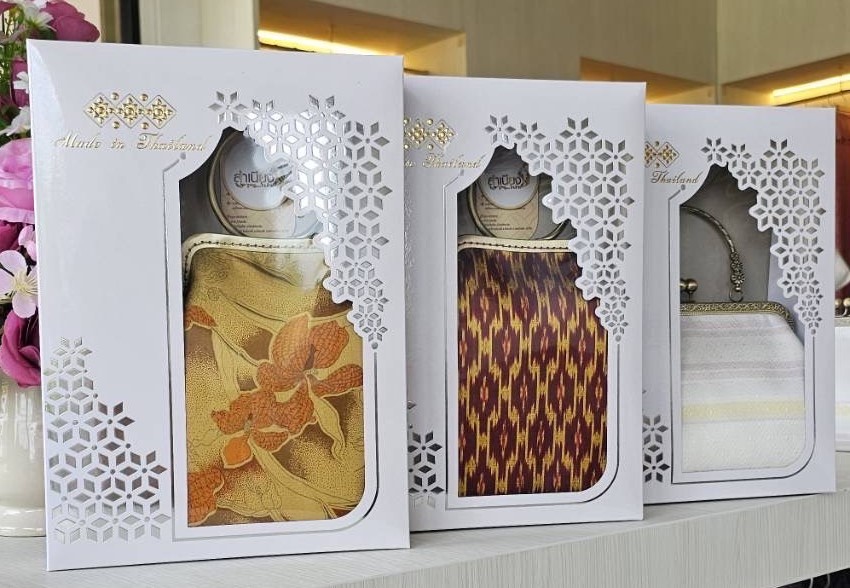 กระเป๋าผ้าไหมแท้ ตัดเย็บด้วยผ้าไหมสีพื้นยกดอกมีเชิง ขนาด กว้าง 24 สูง 13 ฐาน 6ซม. พื้นสีดำ รหัส GLA-SN-09266814