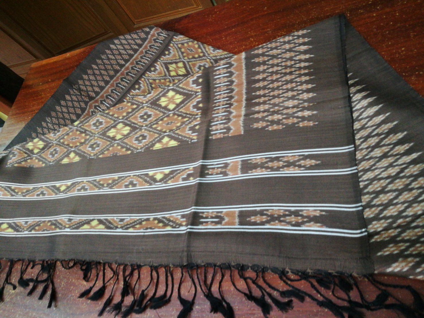 ซิ่น มัดหมี่ 3ตะกอ สีธรรมชาติ ไหมแท้ ขนาด 1x2เมตร มีหน้านางชายครุย ลายดอกมะเขือ รหัส M3P-NY1102651