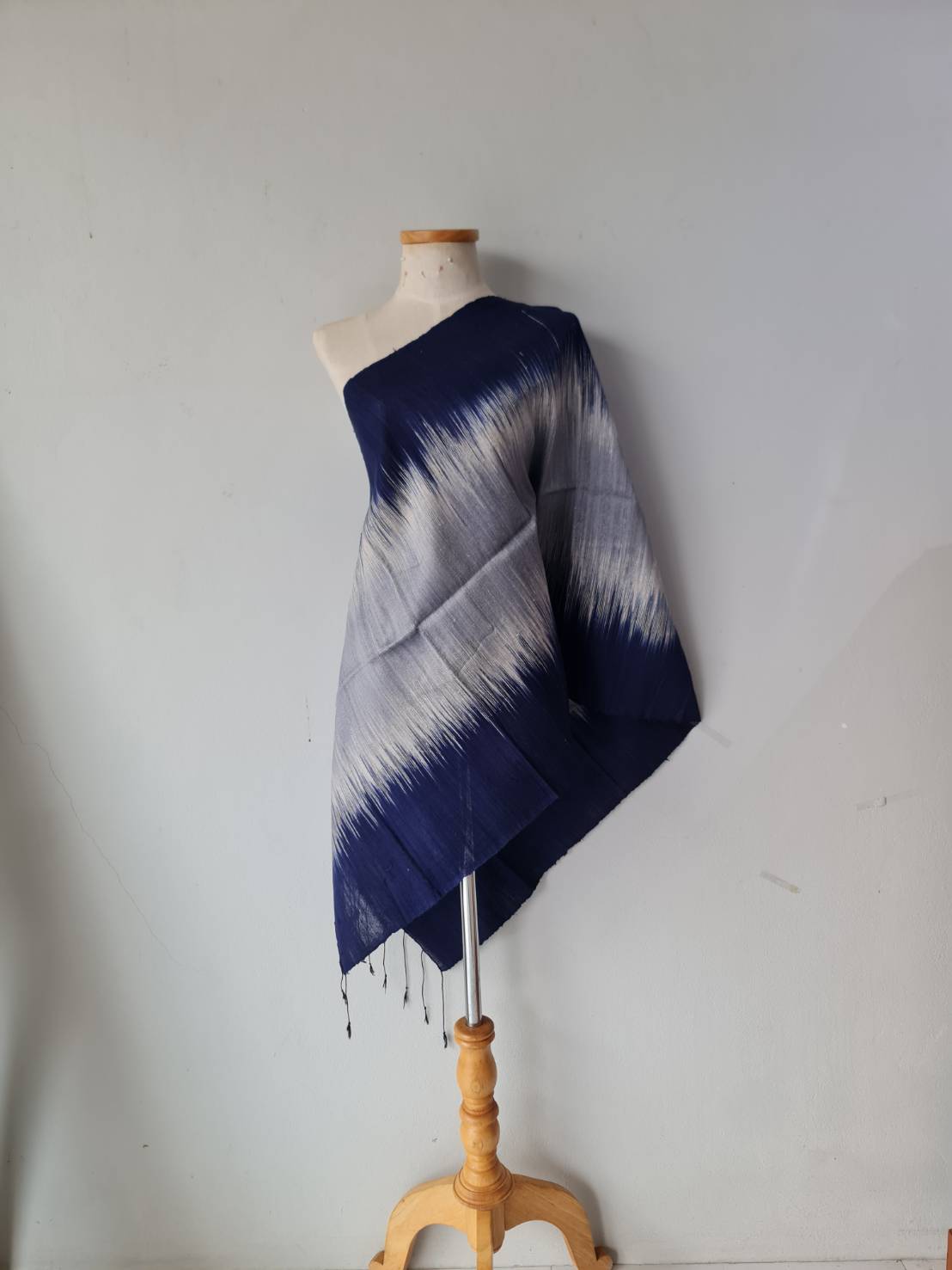 ผ้าคลุมไหล่ผ้าไหม ไหมแท้ เนื้อหยาบนุ่ม ขนาด 65x180ซม.สีน้ำเงินกรมท่า-สีเทา รหัส ZM-119-1113681