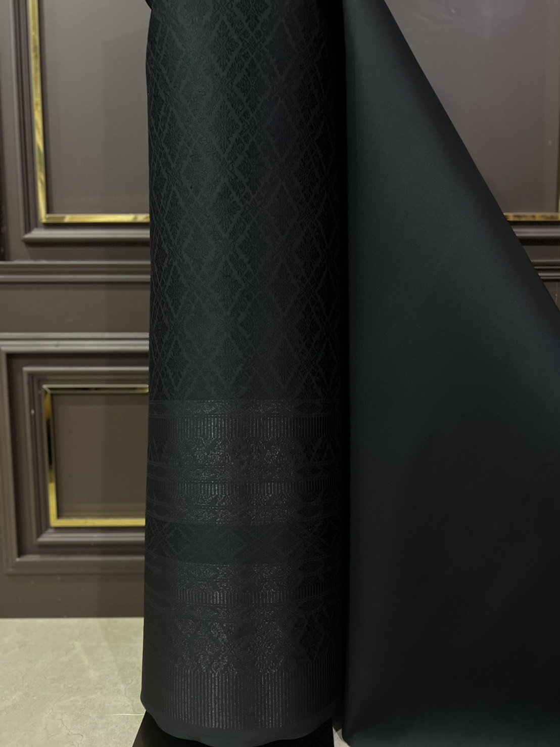 (ผ้าชุด)ผ้าไหมยกดอกลำพูน เกาะเชิงดิ้นดำ ขนาด 1.02x4.50เมตร ลายราชสำนัก พื้นสีดำ รหัส N90-29-TR0564