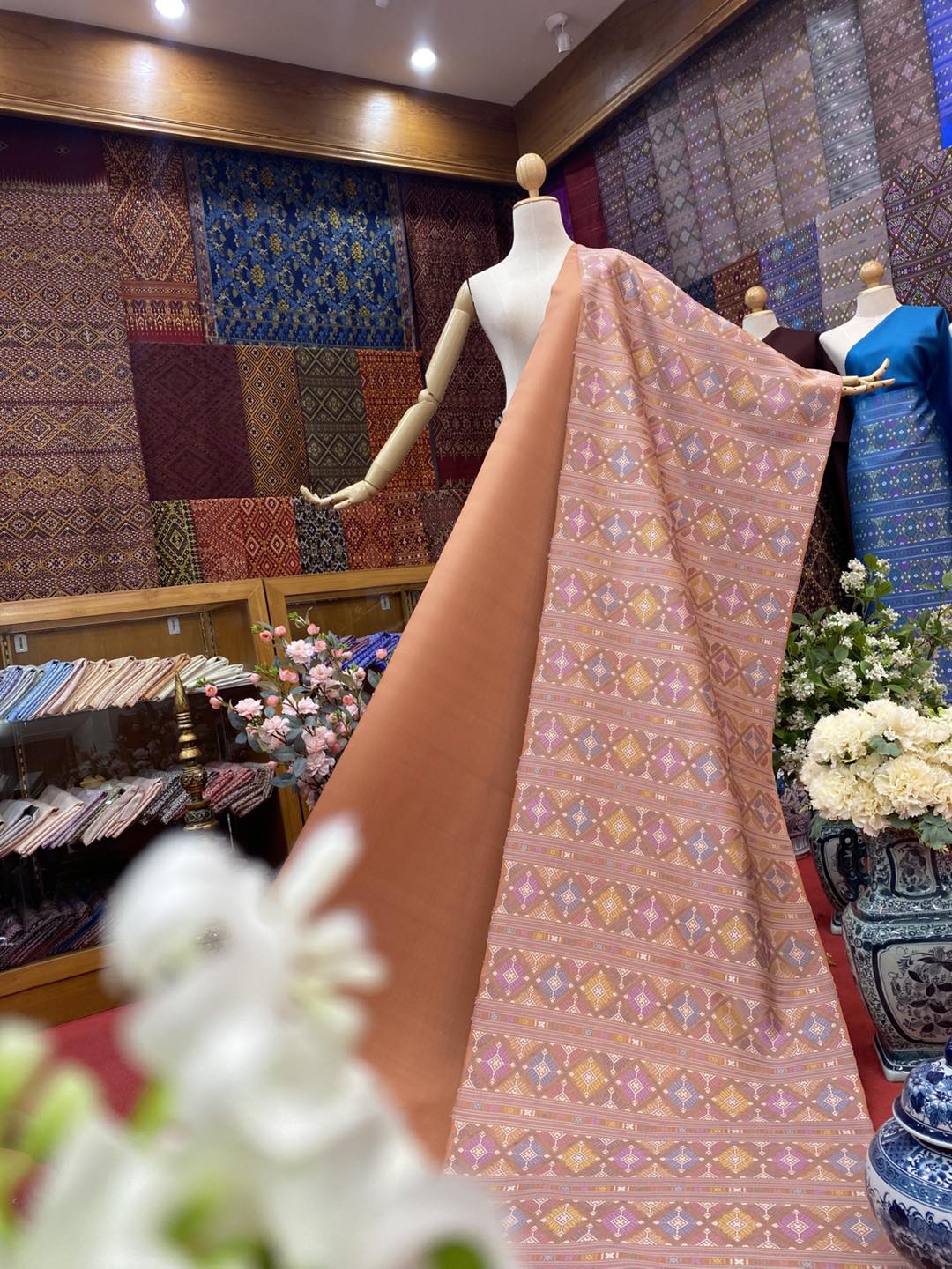 (ผ้าชุด)ไหมแพรวา ตัดชุดลายจกเกาะขิด ขนาด 63x500เมตร (ลาย 2.3เมตร+สีพื้น 2.7เมตร) สีส้มโอรส รหัส P10-BM-0910681