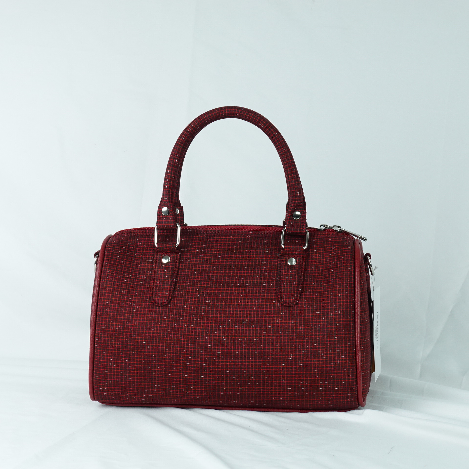 กระเป๋าถือผ้าไหม ทรงหมอน ขนาด 13x27x17ซม. ความสูงหูจับ 30 ซม. ลายสะเก็ดดาว ลายอัมปรม สีแดง รหัส GLA-TT-0603683