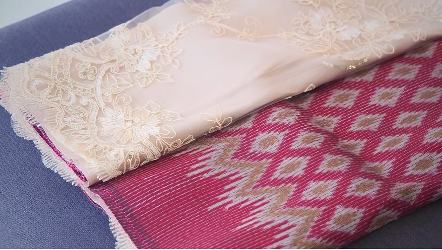 (ผ้าชุด) ผ้าไหมสีพื้น+ลูกไม้+มัดหมี่หางกระรอก ขนาด (พื้น 2หลา+ลูกไม้ 2หลา+มัดหมี่ 2หลา) สีแดง รหัส L10A-CT-102734