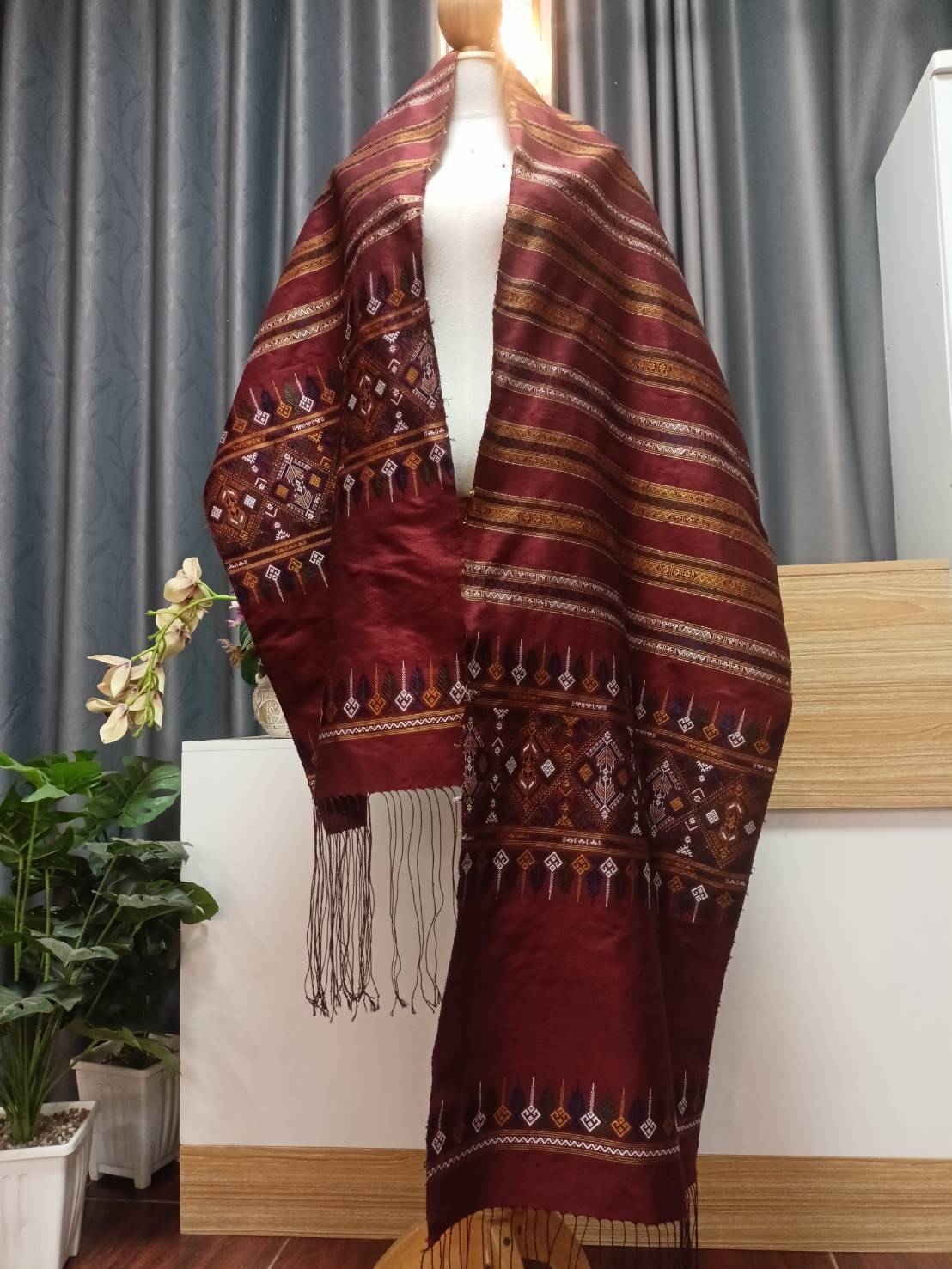 ผ้าคลุมไหล่ ไหมแพรวา ขนาด 50x 250ซม. สีแดง รหัส Z-PT-1017681702