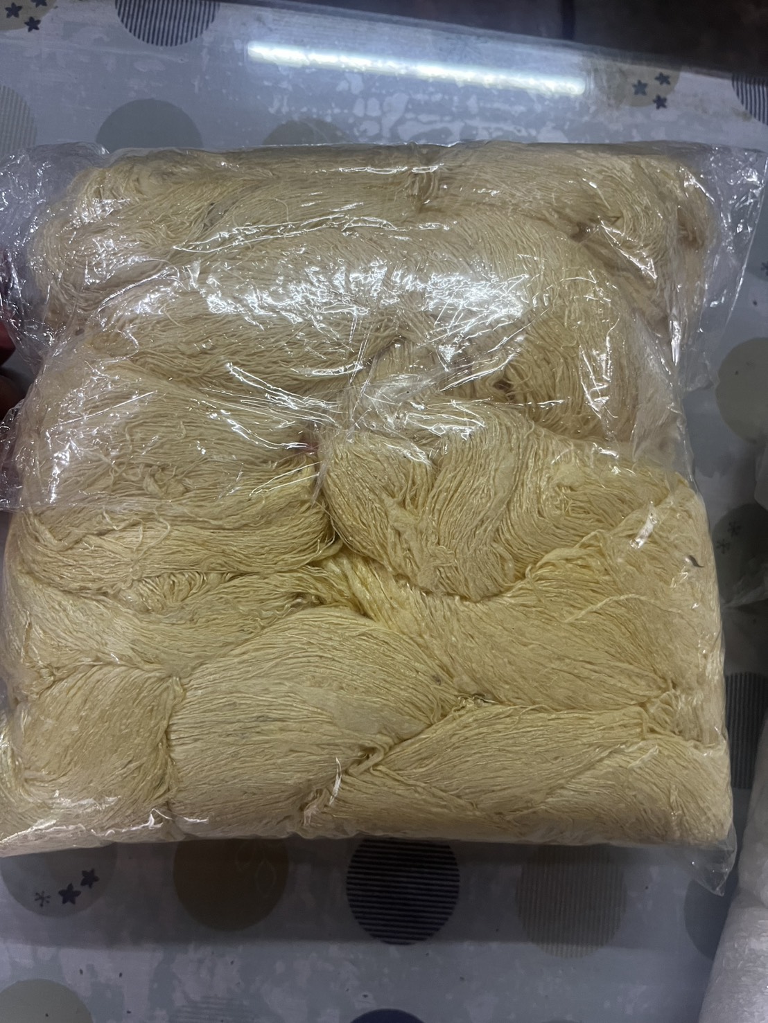 เส้นไหมหัว (จากไหมดิบน้ำหนัก 1 กิโลกรัม) ฟอกกาวแล้ว สีครีมเหลือง