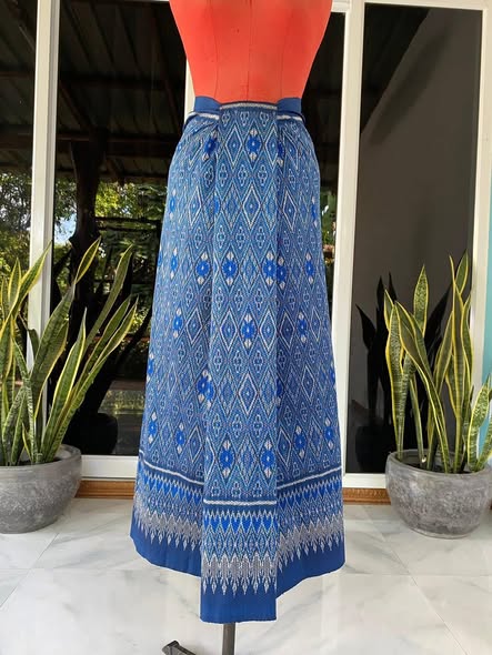 ซิ่น ผ้าไหมมัดหมี่ ทอยกดอกลูกแก้ว ขนาด 1x2เมตร ลายมะเขือ พื้นสีน้ำเงิน รหัส L9A-30-1031683