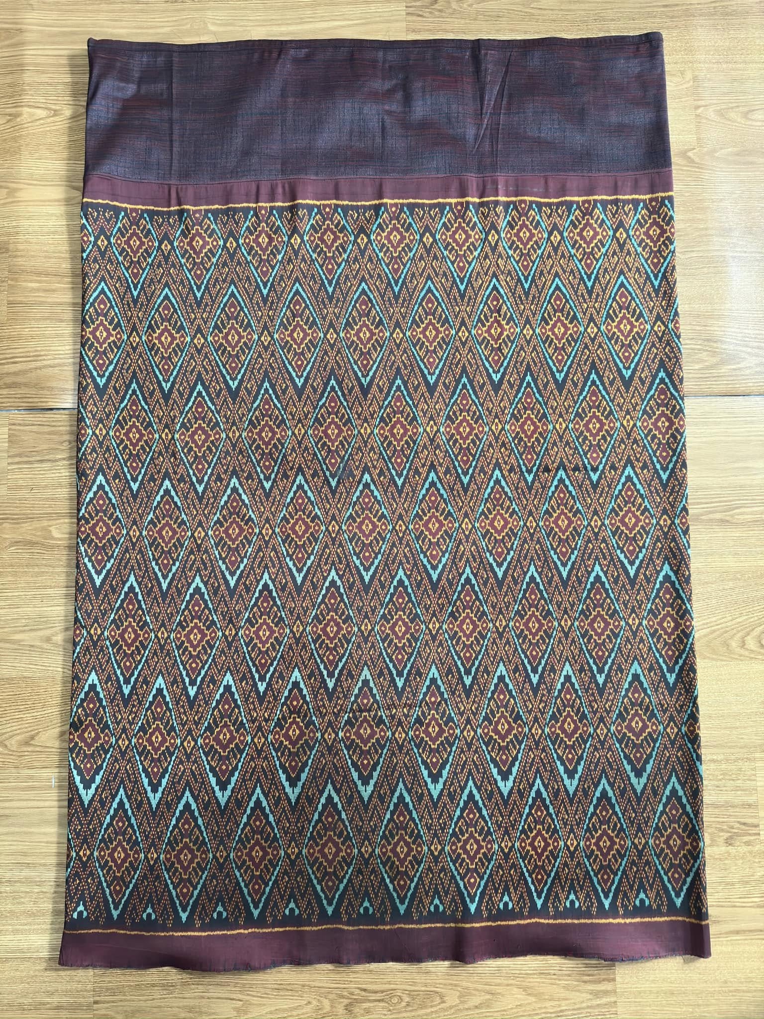 ซิ่น พระตะบอง ผ้าจามทอสามตะกอ ขนาด 118x160ซม พื้นสีน้ำตาล รหัส N9-SIL-AJ17