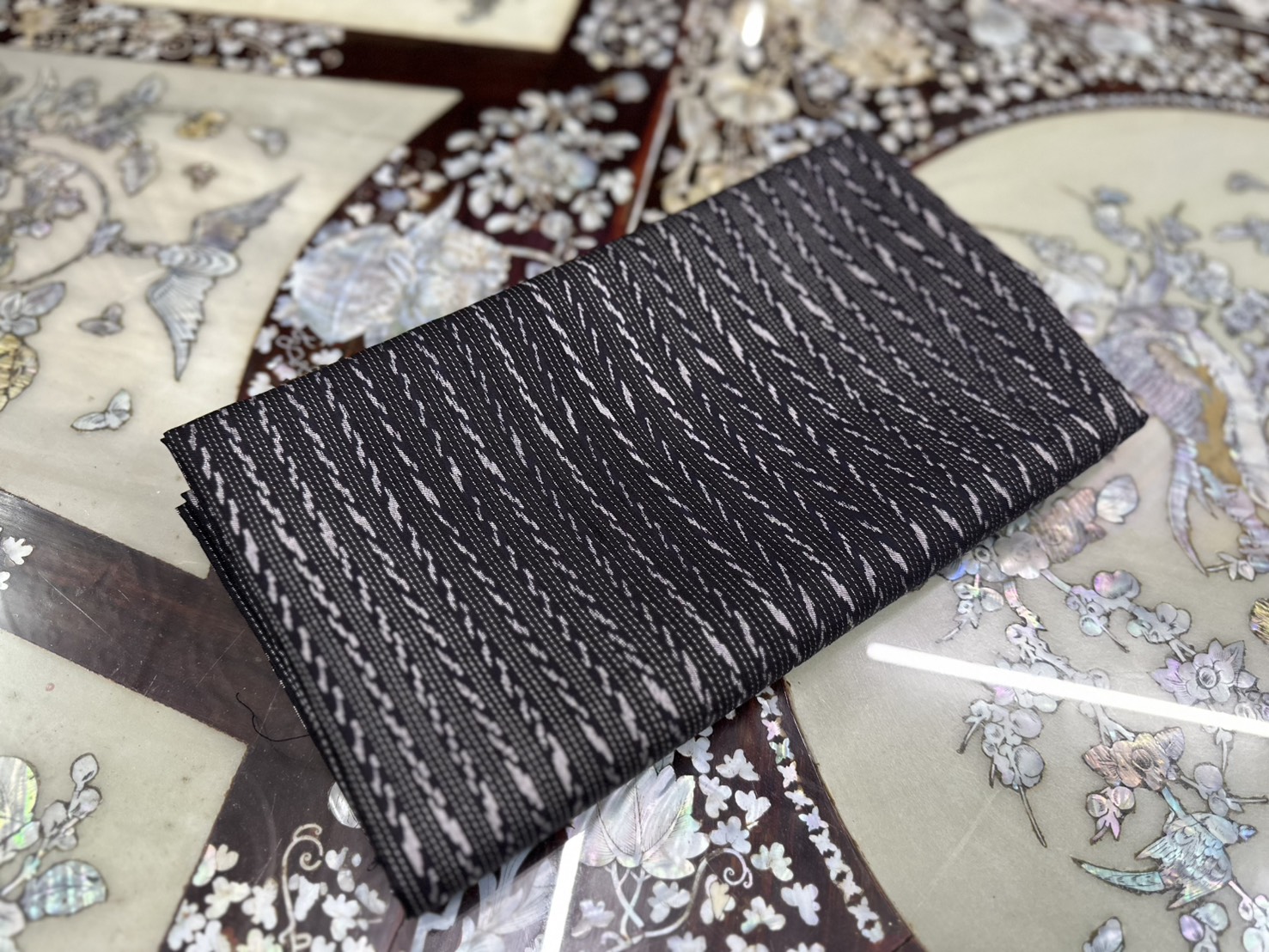 ซิ่น ผ้าไหมมัดหมี่ลายโฮล ขนาด 1x2เมตร สีดำ รหัส R1A-ST-11186815