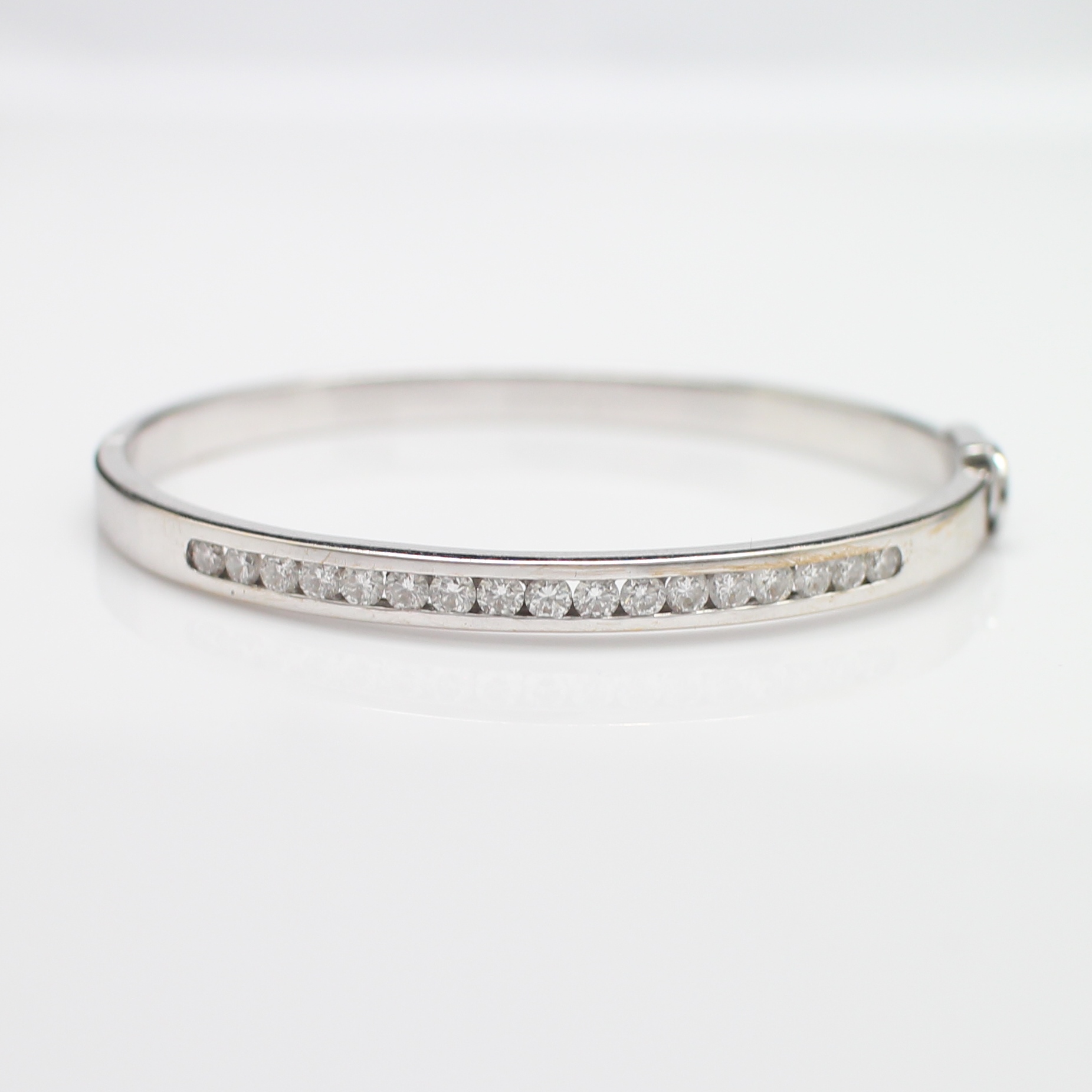 BL25023 กำไลเพชรแถวครึ่งหน้า เพชรแท้ 17 เม็ด 1.19 กะรัต ทองแท้ 18k นน.รวม 18.1 กรัม เส้นผ่านศูนย์กลาง 5.3 ซม.