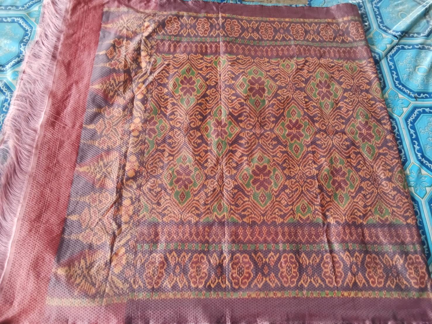 ผ้าไหมมัดหมี่ยกดอก 5ตะกอ ไหมบ้าน มีหน้านาง ชายครุย ขนาด 1x2เมตร สีดำแดง ลายนาคล้อมเพชร จากกี่บ้านคุณยายฐิสดา