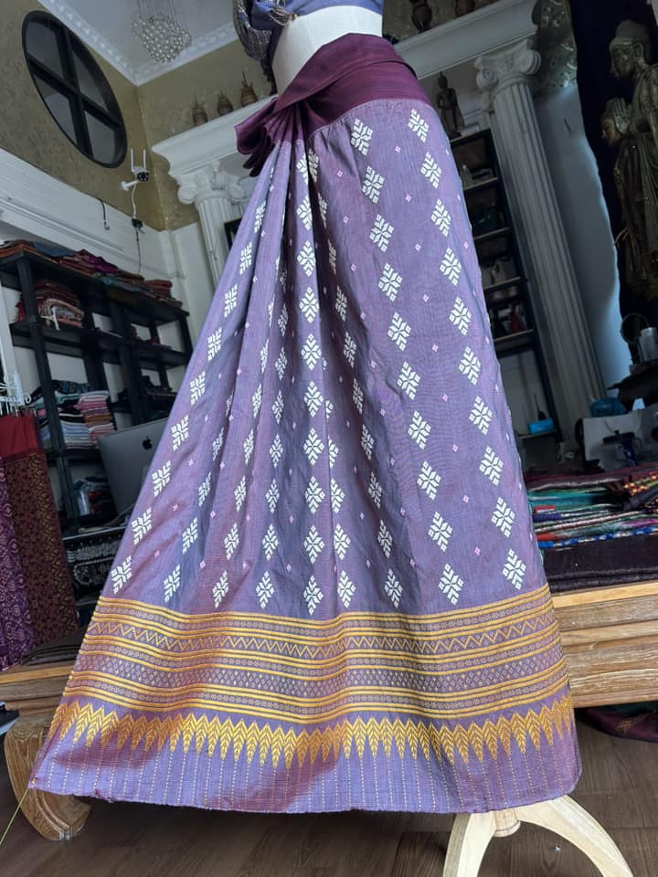 ซิ่น ผ้าซิ่นอัญญานาง ไหมบ้านทอมือ สีธรรมชาติ ขนาด 120x200ซม ลายบัวสวรรค์ พื้นสีม่วงเปลือกมังคุด รหัส N9-SIL0531661