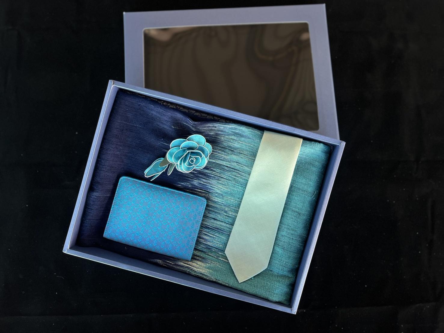 เซ็ตของขวัญผ้าไหมแท้ (ผ้าคลุมไหล่+ซองใส่พาสปอร์ต+เนคไท+เข็มกลัด)