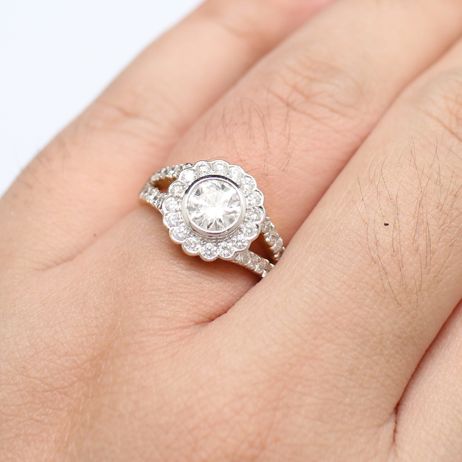 RG250203 แหวนเพชรล้อมเพชร เพชรเม็ดกลาง 0.75 กะรัต ล้อมเพชร 1 กะรัต ทองแท้ 90% น้ำหนัก 3.7 กรัม size 51