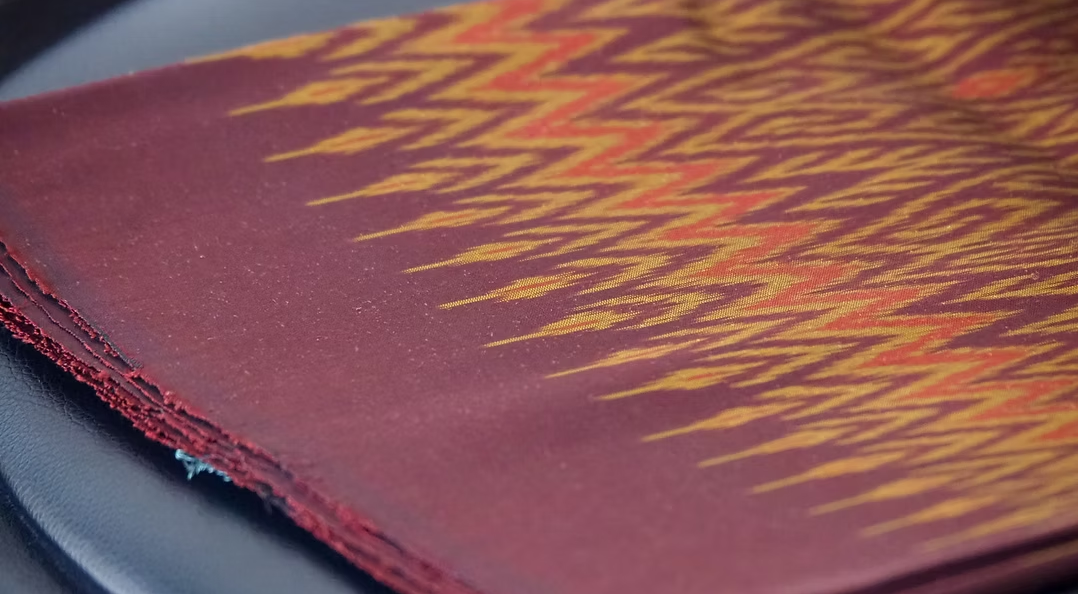 ซิ่น ผ้าไหมมัดหมี่ ไหมบ้าน ขนาด 1x2หลา พื้นสีแดง รหัส CISP-CT-102538