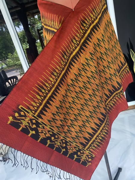 ผ้าคลุมไหล่ ผ้าไหมทอยกดอก ขนาด 60x200ซม.ลายโฮลคชกริช มีหน้านางชายครุย ท้องผ้าสีแดง รหัส L5A-30-0826683