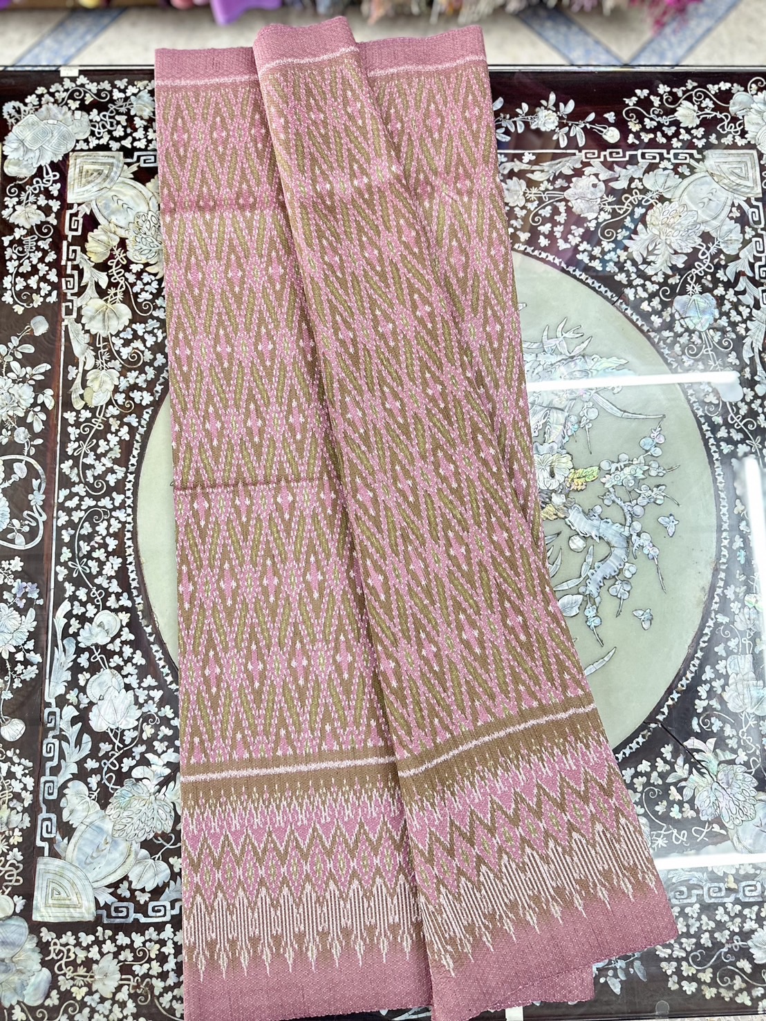 ซิ่น ผ้าไหมมัดหมี่ทอยกดอก 6ตะกอ ยกดอกลูกแก้ว สีธรรมชาติ ขนาด1x2เมตร พื้นสีชมพูกะปิ รหัส L1-ST-050168