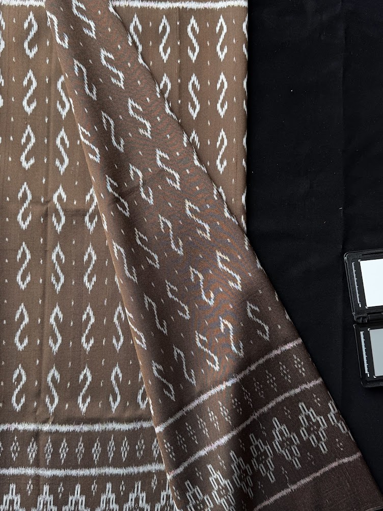 ซิ่น ผ้าไหมมัดหมี่ 3ตะกอ ขนาด 1x2 เมตร ลายขอพระราชทาน สีน้ำตาล รหัส PCS-NY-11226819