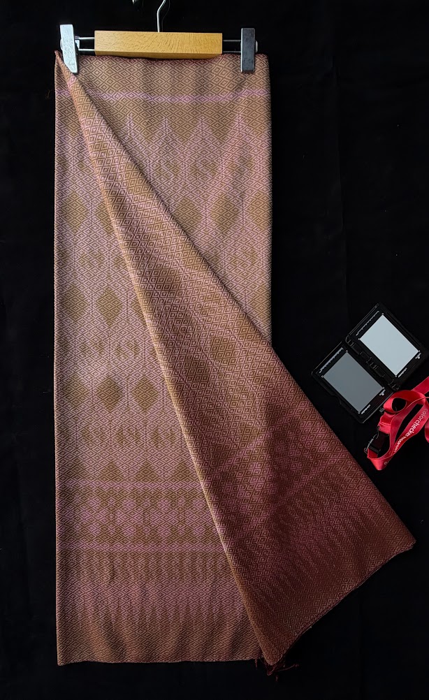 ซิ่น ผ้าไหมมัดหมี่ ยกดอก 6ตะกอ สีธรรมชาติ ขนาด 1x2 เมตร ลายขอประยุกต์ พื้นสีชมพู รหัส PCS-NY-11226828