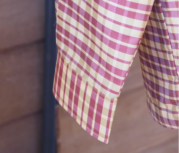 เสื้อเชิ้ตแขนยาว ผ้าไหมลายสก๊อต สีม่วงสลับสีเหลืองไข่ รหัส DN-CT-SKU100857