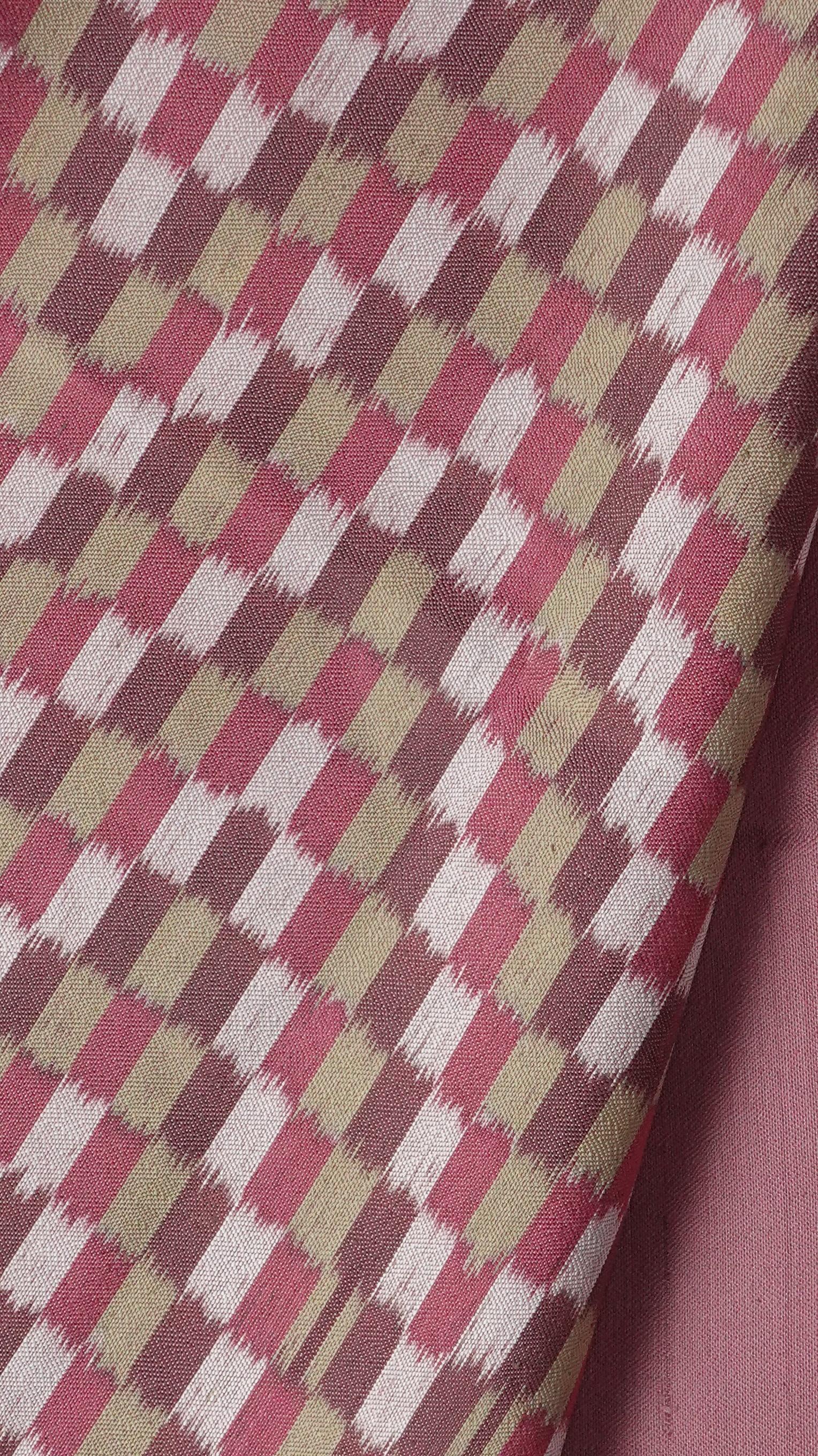 ซิ่น ผ้าไหมมัดหมี่ 3ตะกอ ทอเหยียบเหาะ มีหน้านาง ชายครุย ตรานกยูง สีธรรมชาติ ขนาด 1x2เมตร ลายบันไดสวรรค์ พื้นสีชมพู รหัส M3P-NY-012768145