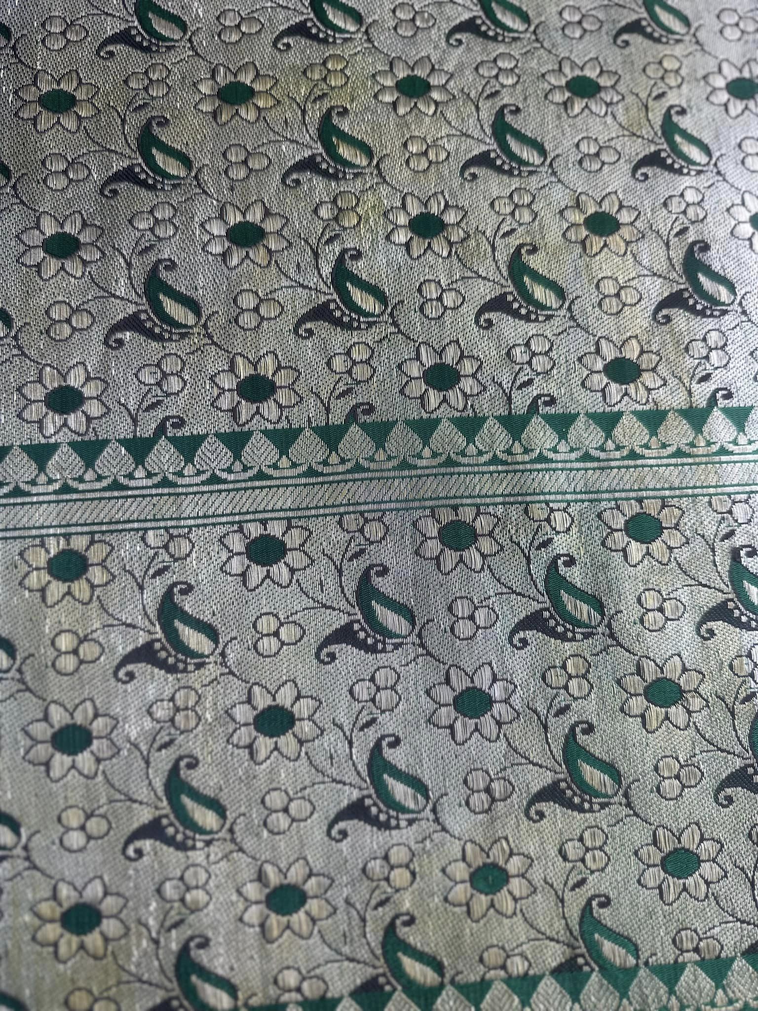 ซิ่น ผ้าปาโตล่ายกเงิน เส้นยืนไหมแท้ ขนาด 113x210ซม มีหน้านาง พื้นสีเขียว รหัส N9-SIL0523663